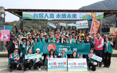 台灣人壽發動志工日月潭淨潭 許縣長帶頭彎腰撿垃圾 肯定企業關注永續未來