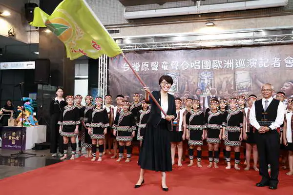 台灣原聲童聲合唱團歐洲巡演 許淑華縣長授旗嘉勉1