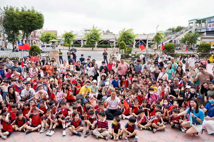 和美鎮立幼兒園舉辦雙十國慶親子遊 提升幼兒愛國情感1