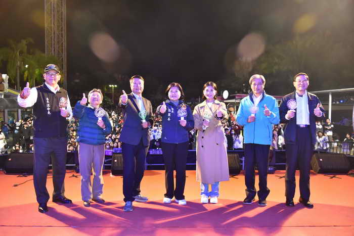 喜迎2024到來 張縣長與民眾共賞劍湖山摩天輪跨年煙火秀