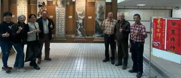 嘉義市書藝協會榮譽理事長陳姿妃藝游人生師生展即日起在雲林縣稅務局二樓藝文走廊隆重舉行1