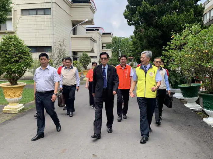 嚴德發視導中彰榮家 關懷住民生活並提升智能照護品質1