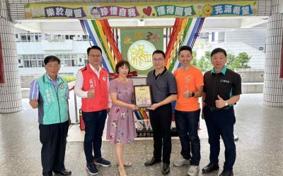 在立委莊競程媒合下頒發智生活清寒獎助學金