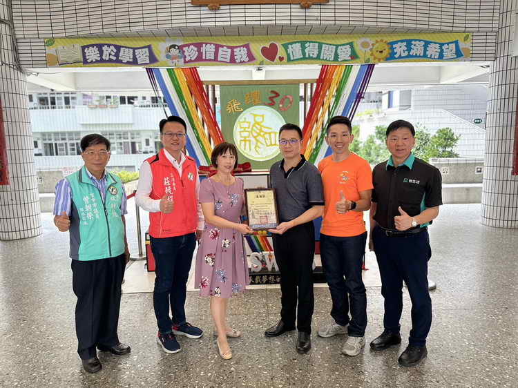 在立委莊競程媒合下頒發智生活清寒獎助學金1