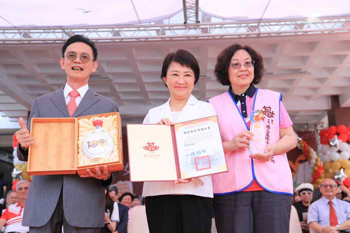 基隆女中百年校慶 盧市長獲傑出校友獎