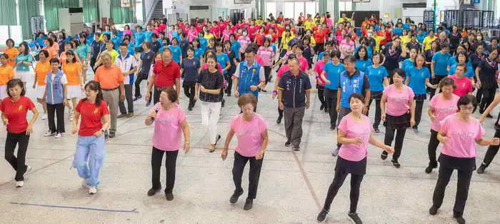 多元舞藝嘉年華300多位資深美少女齊聚尬舞