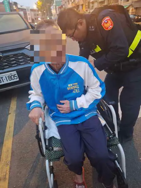 夜推輪椅3公里 竹山暖警護失智長者返安養機構1