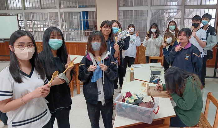 大葉大學攜手鶯歌工商 日籍老師帶領學生體驗木雕工藝
