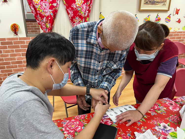 失智社區服務據點 鼓勵失智症者指紋建檔1