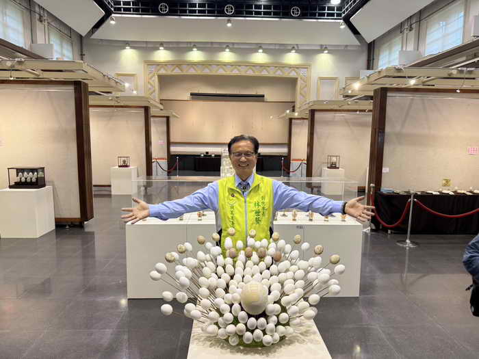 如履薄冰 奇幻的廖啟鎮蛋雕藝術展