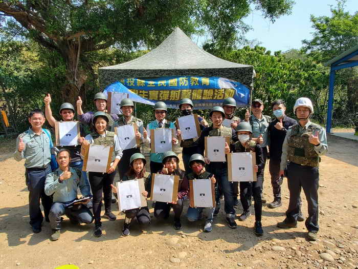 學子欣喜踏進營區 親身體驗實彈震撼 南投高中辦理全民國防教育實彈射擊體驗活動1