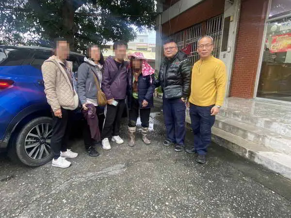 寒冷天阿嬤騎腳踏車外出失聯暖警徹夜不休助返家團圓3
