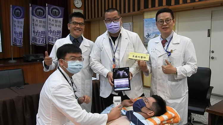 寶劍贈英雄 善心企業支援醫學教育臺大醫院雲林分院獲贈無線手持式超音波設備 打造未來醫師1