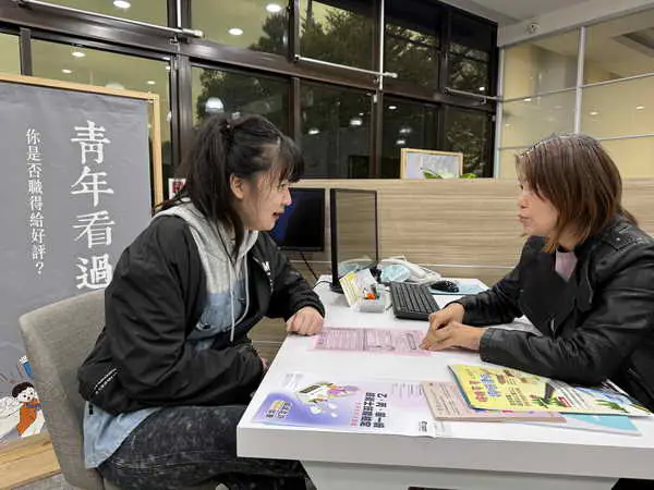 少女無懼先天限制 樂觀勇闖職場實現夢想