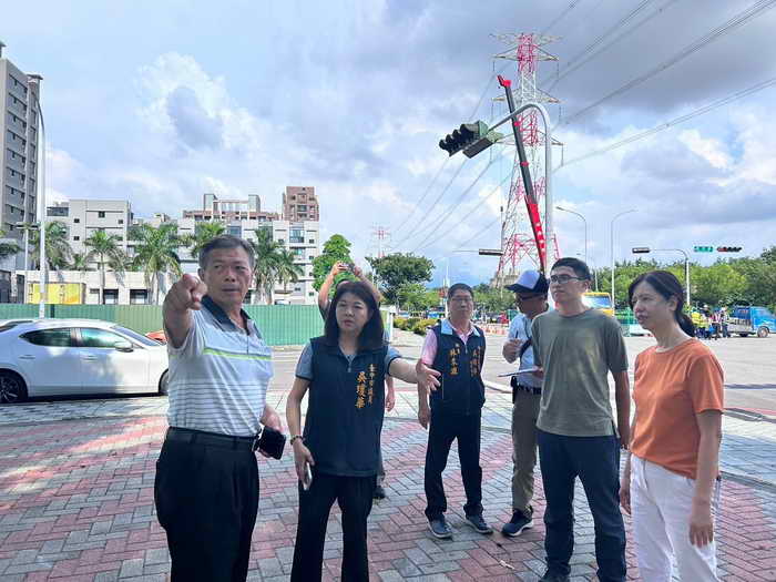 市議員吳瓊華率全國之先第一個大樓型社區完成1