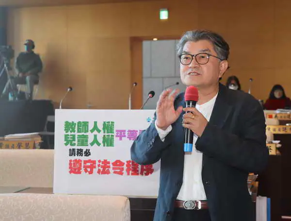 市議員李中先前質詢有關小學生被警察從校園內帶走的事件1