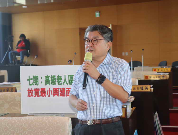 市議員李中建議都市發展局就最小興建面積的限制進行檢討