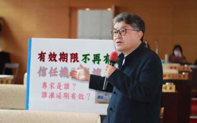 市議員李中抨擊中央衛福部,將快過期的快篩試劑分配發送到各縣市藥局