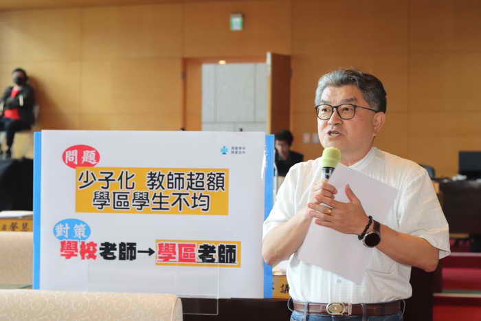 市議員李中提出讓老師從