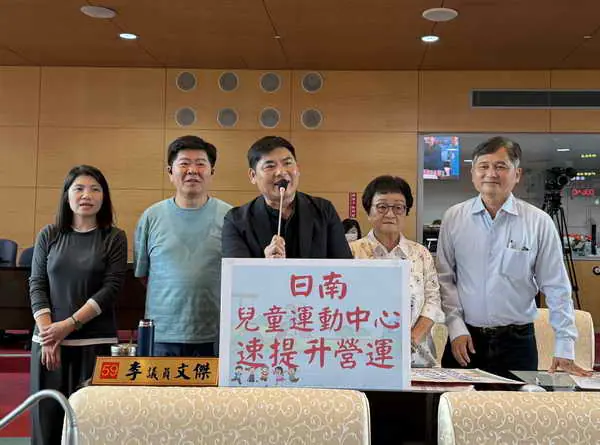 市議員李文傑關切大甲中正紀念館的營運狀況