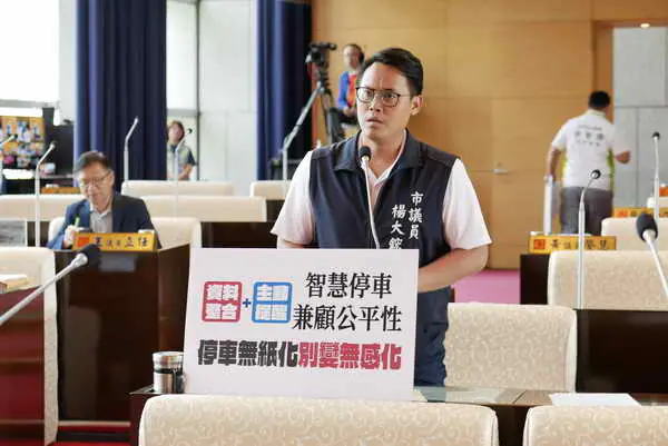 市議員楊大鋐質疑交通局低估系統錯誤率