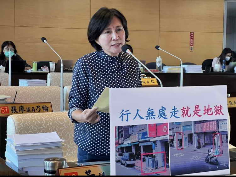 市議員黃馨慧建議市府一併檢討人行道