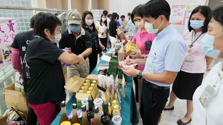 幫助就醫弱勢 漢基愛心舖義賣活動熱情開賣