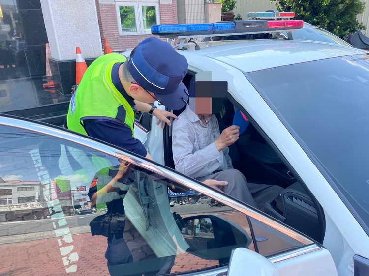 年邁翁出門忘了回家路 警民合力助老翁安全返家1