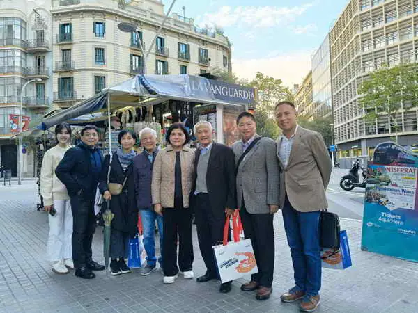 張麗善縣長會晤巴塞隆納僑界代表了解臺僑海外生活及交流分享