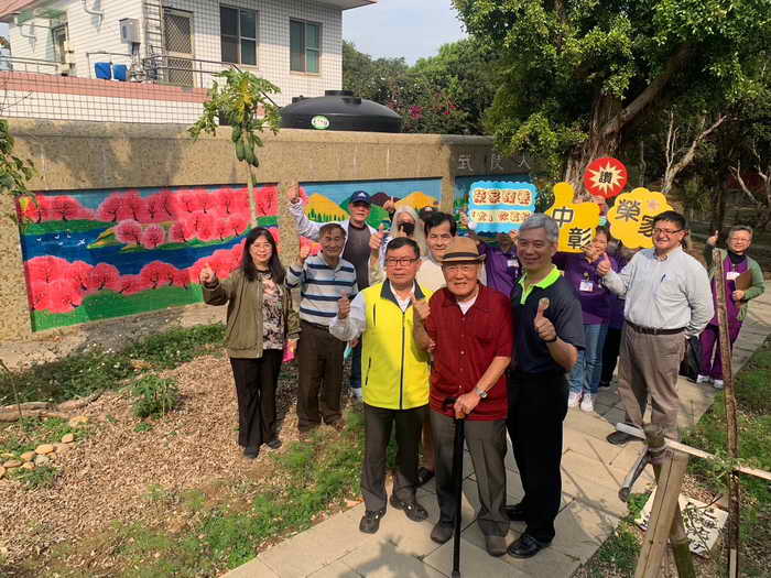 彩繪心中桃花源 中彰榮家牆面煥然一新