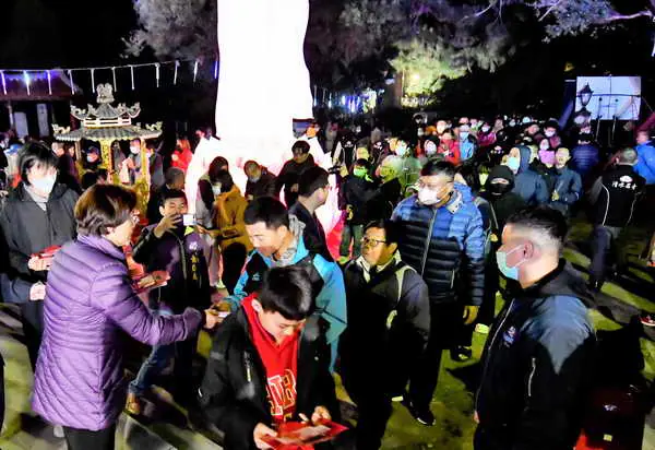 彰化清水岩寺社區歲末點燈祈福 迎春納福保平安千份蛇年錢母結緣1