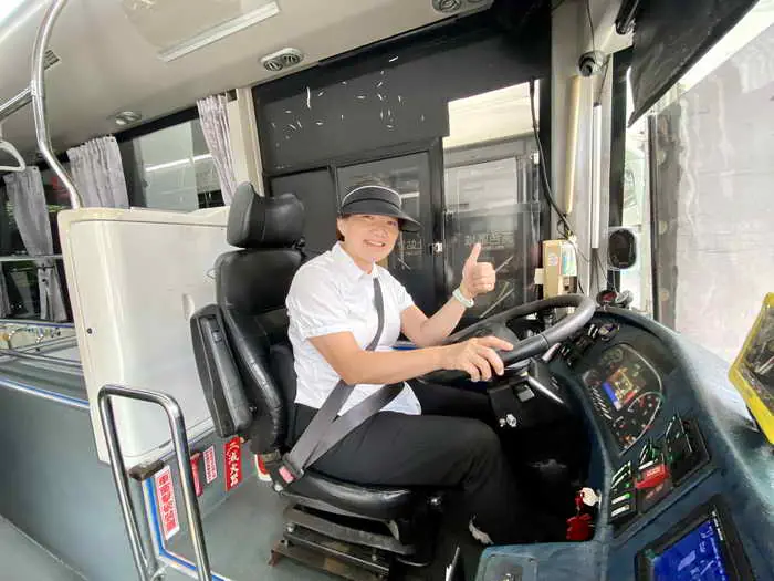從拿鍋鏟到握方向盤 中市女公車駕駛