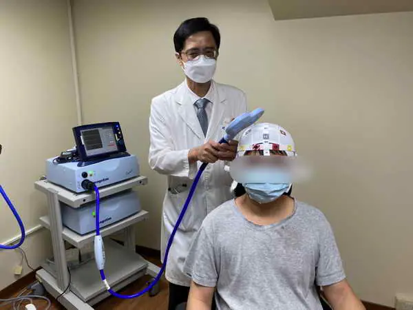 復健搭配經顱磁刺激治療 助中風男恢復身體功能