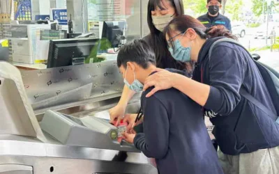 惠明盲校學生搭乘台中捷運 體驗無障礙設施