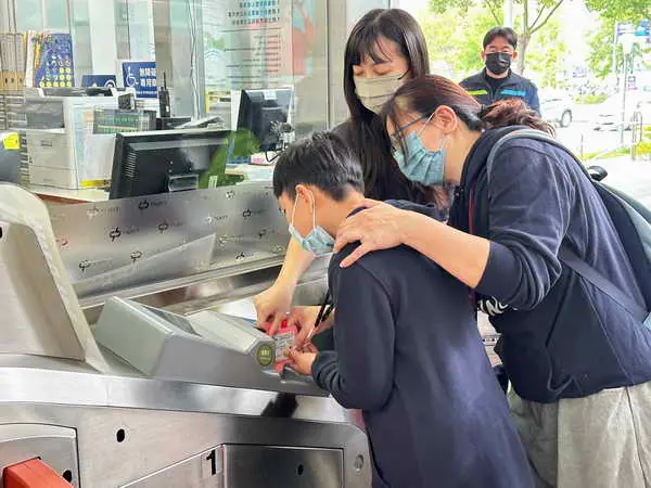 惠明盲校學生搭乘台中捷運 體驗無障礙設施1