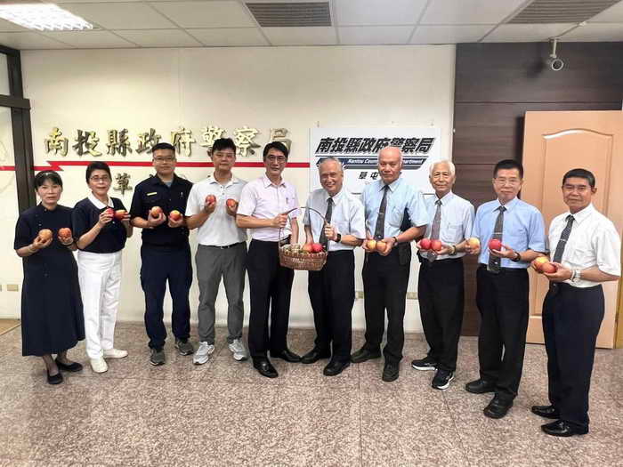 慈濟志工端午送粽慰勞草屯警 分局回贈1