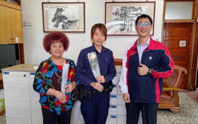 慶祝婦女節!草屯警分局長親送玫瑰花向女性同仁致敬