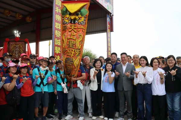 六房媽熱鬧過爐 成千上萬信徒隨行祈福1