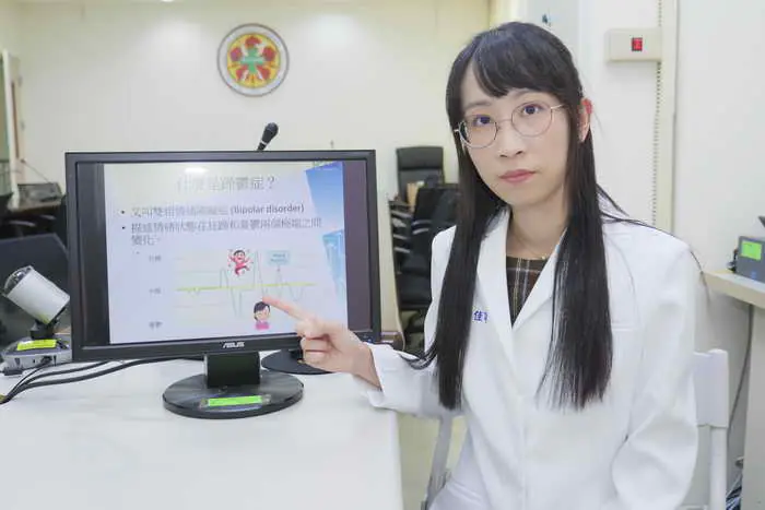 成大醫院斗六分院精神暨長期照護部李佳寧醫師在記者會中談主題1