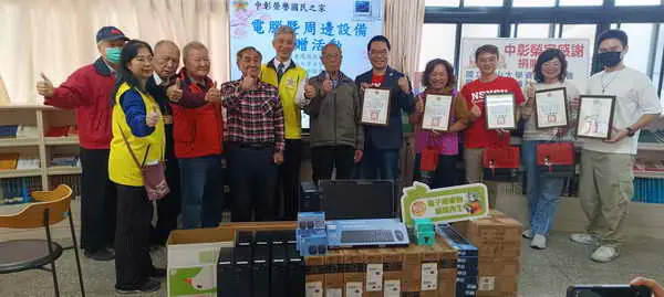 扶輪社與中山大學攜手捐電腦 協助中彰榮家住民馳騁智慧化資訊世界1
