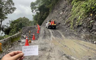 投85線路基流失70公尺的超大斷點 12日下午搶通 都達、德鹿谷災民遠繞農路進出的不便終獲緩解