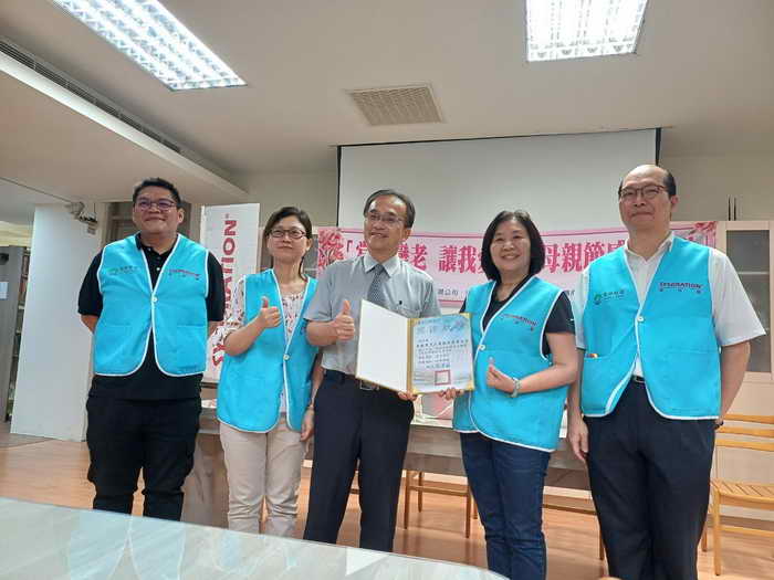 投縣救國團服務隊攜手在地企業 關懷獨居長者慶祝母親節1