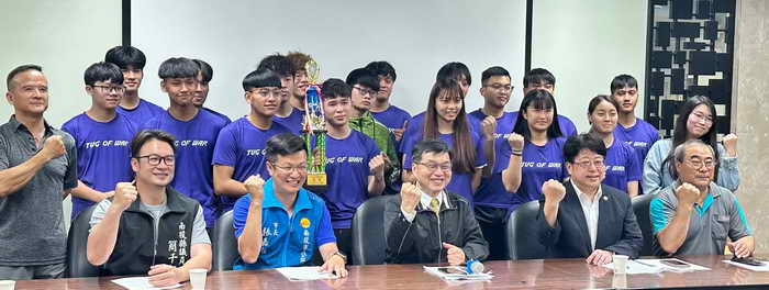 投高拔河隊學生榮獲2024世界盃室內拔河賽冠軍及中華民國113年花蓮太平洋盃全國拔河賽高男組冠軍 體育三溫承紘奪得國際徵文大獎1