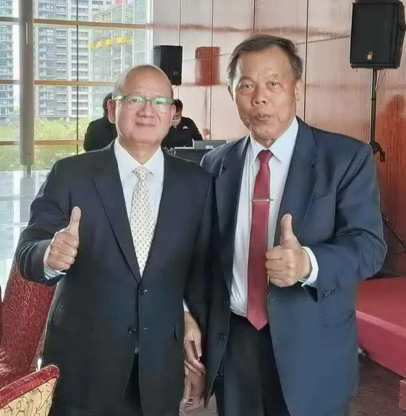 揮毫贈春聯 民眾大排長龍索取 台中市議長張清照寫下1