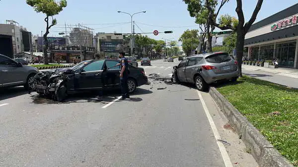 攜毒又變照車牌見警逃逸 撞分隔島波及他車
