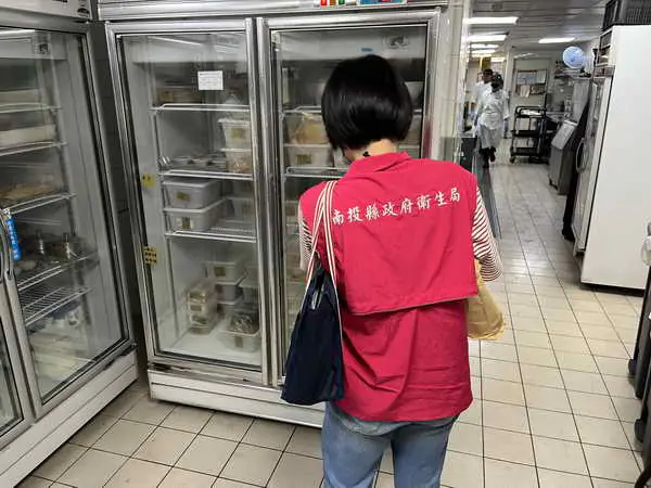 效法黑白大廚 餐廳衛生卡重要