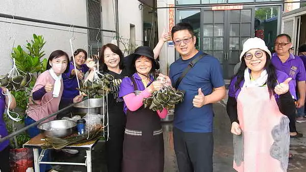 救國團古坑鄉團委會於5月4日上午在古坑鄉東和村會長賴嘉濱家門前舉辦端午節包粽子捐給弱勢公益活動深受好評1
