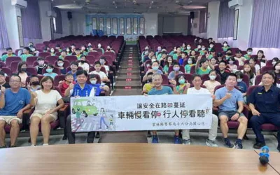 斗六警前進校園舉辦宣導活動 大小學童熱情參與開心合照
