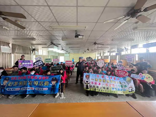 斗六警宣導團深入校 強化學子交安、識詐及婦幼安全觀念1