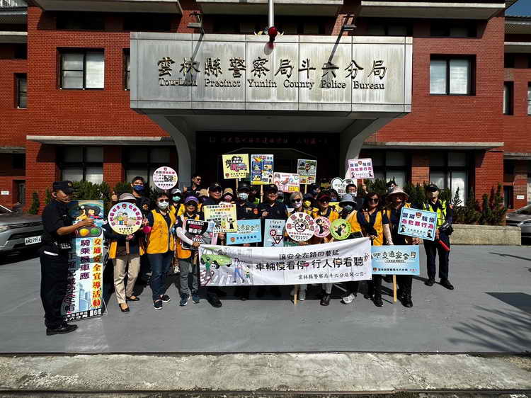 斗六警舉辦踩街遊行 宣導交通安全及防詐騙1